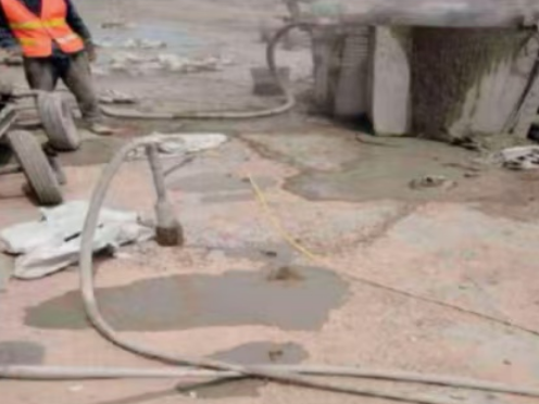 云梦水泥混凝土路面板底注浆技术 路面脱空注浆整治方案